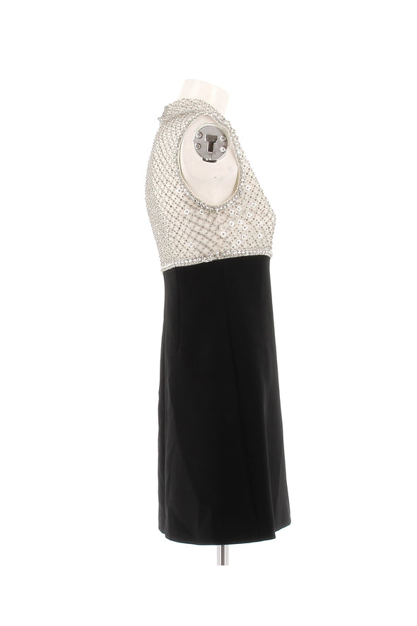 Robe noire à perles argentées