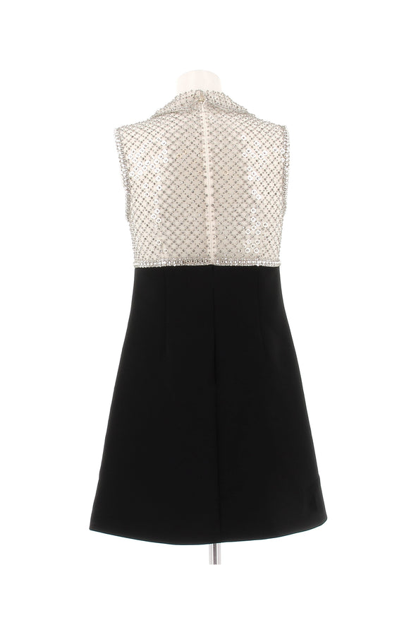 Robe noire à perles argentées