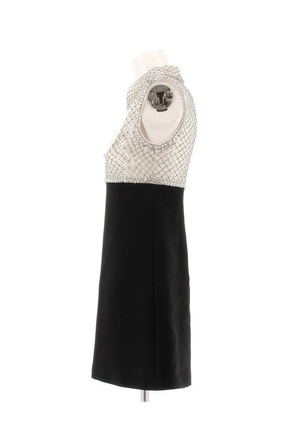 Robe noire à perles argentées