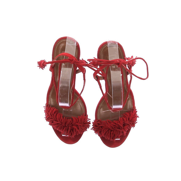 Sandales rouges à talons et franges
