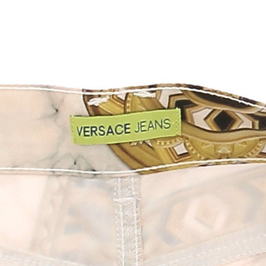 Short blanc à motifs dorés