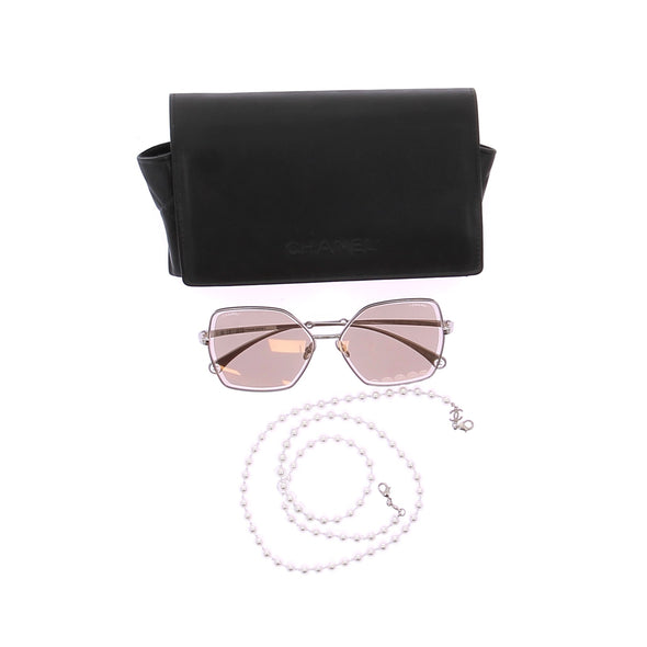 Lunettes de soleil avec chaîne