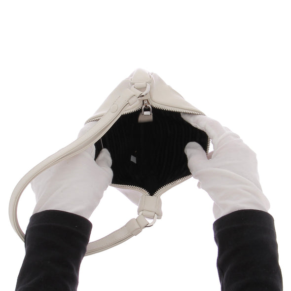 Sac à main en cuir triangulaire