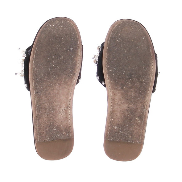 Sandales noires et perles