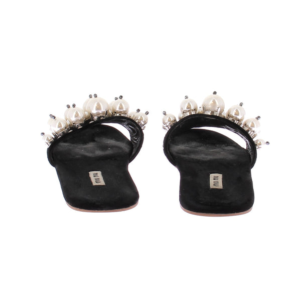 Sandales noires et perles