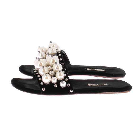 Sandales noires et perles