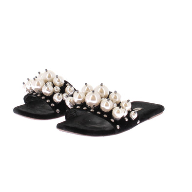 Sandales noires et perles