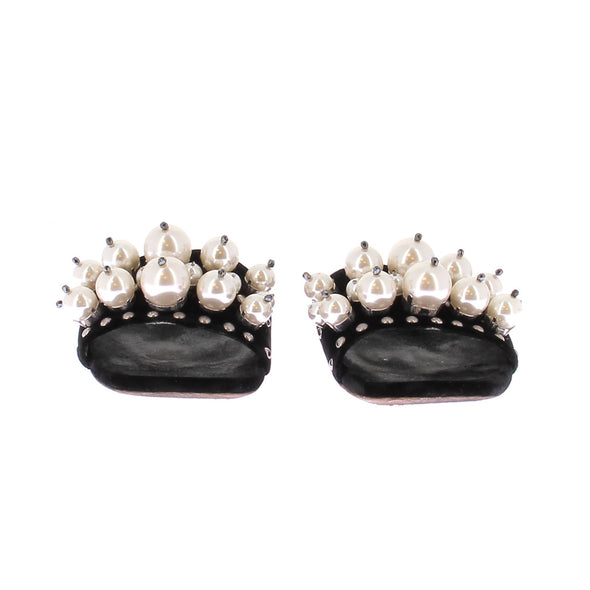 Sandales noires et perles