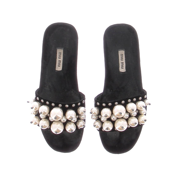 Sandales noires et perles