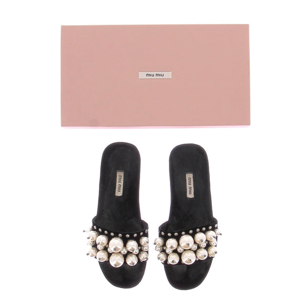 Sandales noires et perles