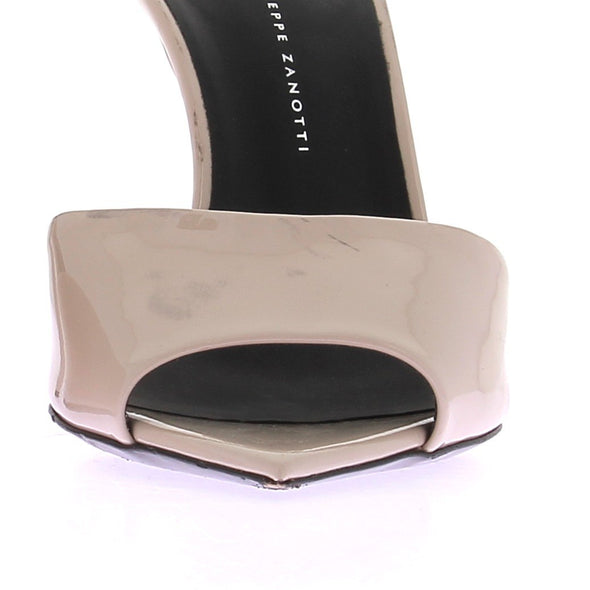 Sandales en cuir vernis beige