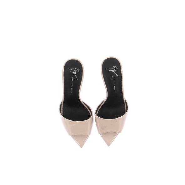Sandales en cuir vernis beige