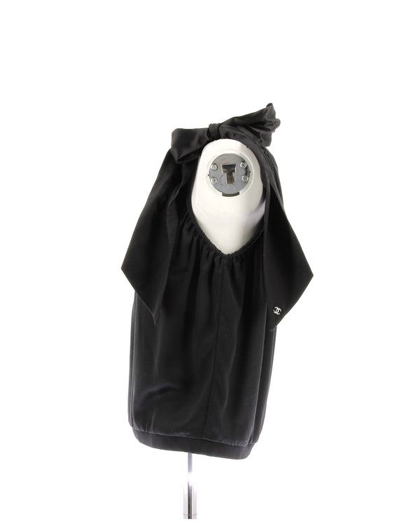 Top en soie noire
