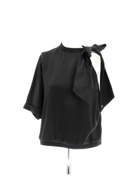 Top en soie noire