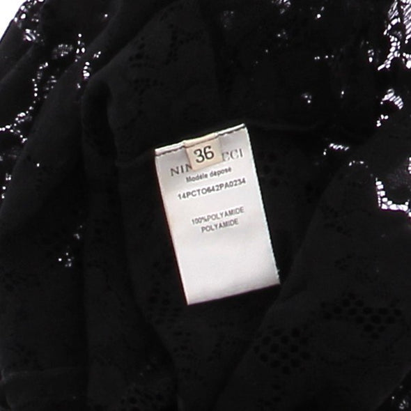 Top noir en dentelle