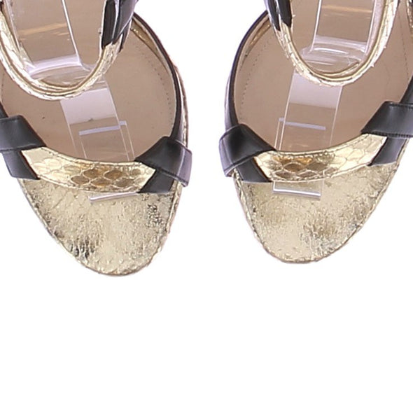 Sandales à talons noires et dorées