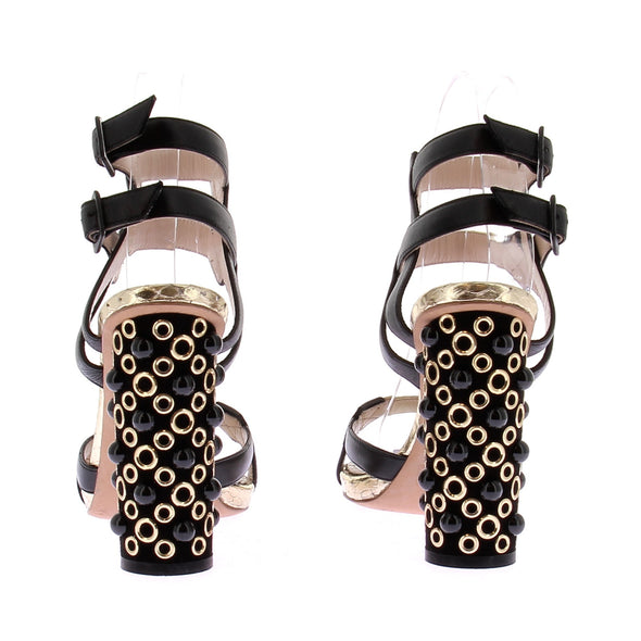 Sandales à talons noires et dorées