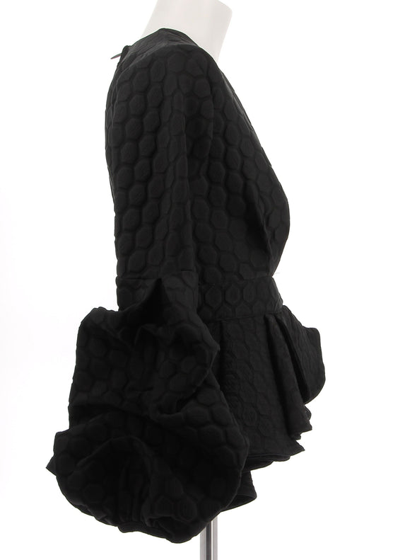Top noir texturé à manches volumineuses