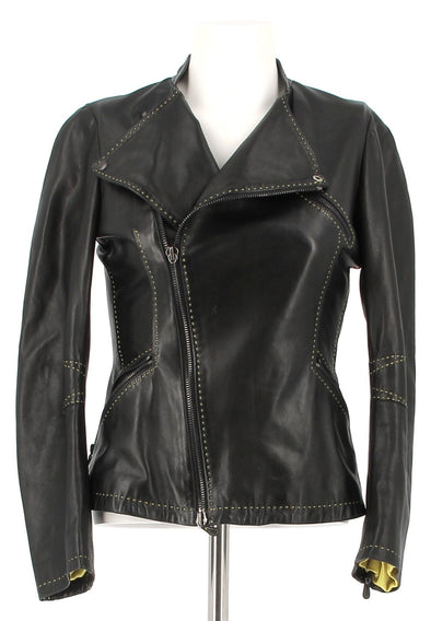 Veste en cuir noir à surpiqûres blanches