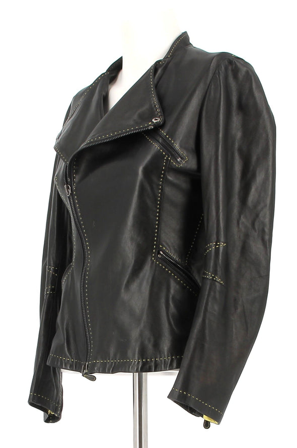 Veste en cuir noir à surpiqûres blanches