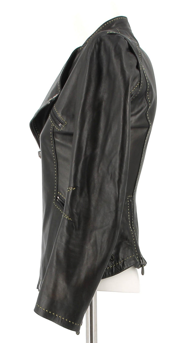 Veste en cuir noir à surpiqûres blanches