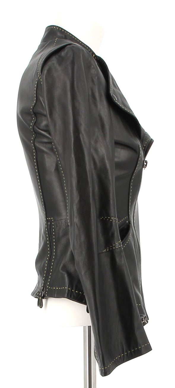 Veste en cuir noir à surpiqûres blanches
