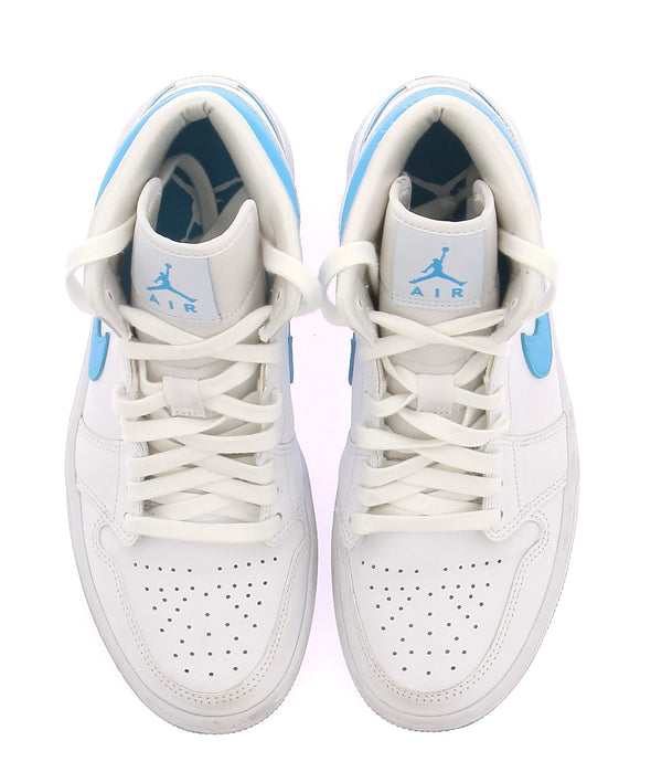 Baskets "Air Jordan 1 UNC Mid" blanches et bleues