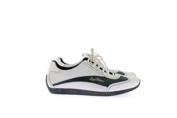 Baskets blanches et noires