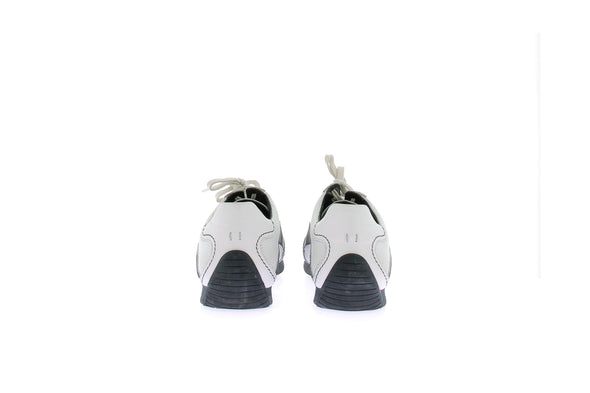 Baskets blanches et noires