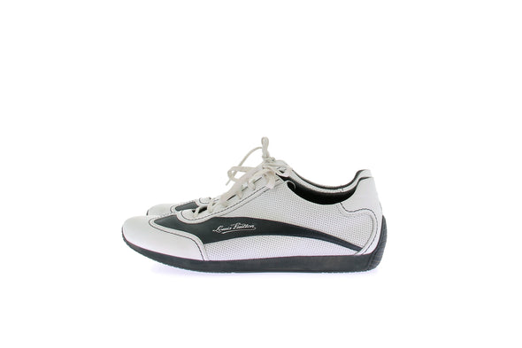 Baskets blanches et noires