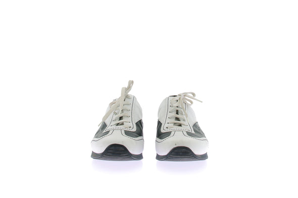 Baskets blanches et noires