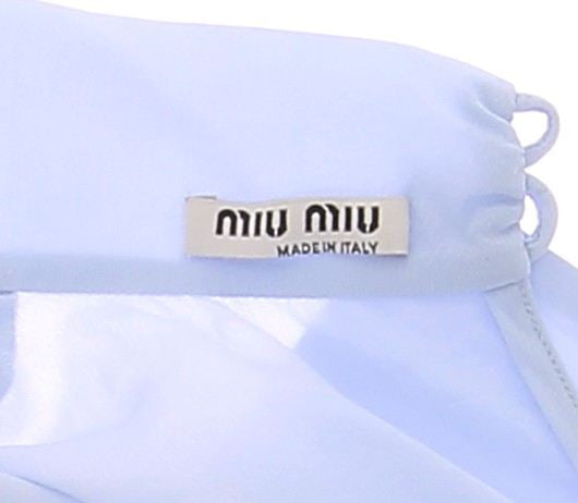 Blouse bleue à nœud