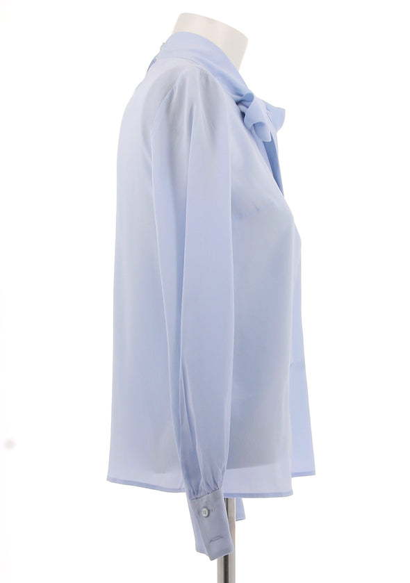 Blouse bleue à nœud