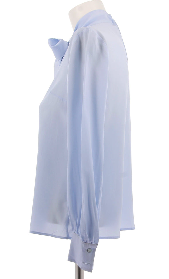 Blouse bleue à nœud