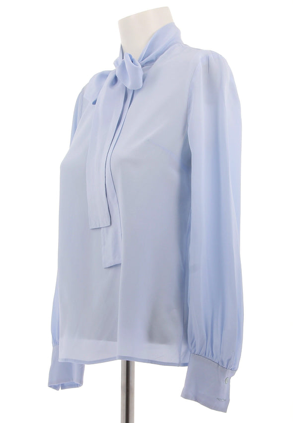 Blouse bleue à nœud
