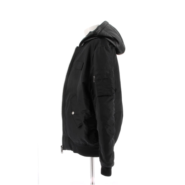 Blouson noir à capuche