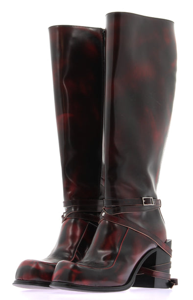 Bottes hautes noires et rouges