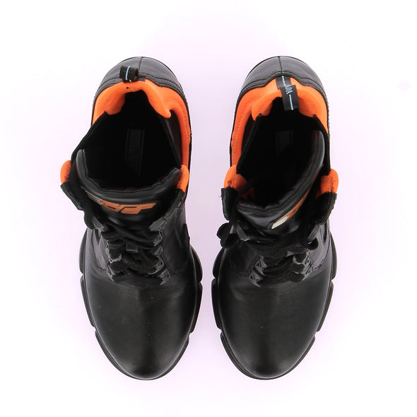 Boots noires et oranges