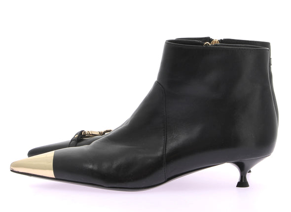 Bottes "K THREE" noires pointues en cuir avec détails dorés et chaine