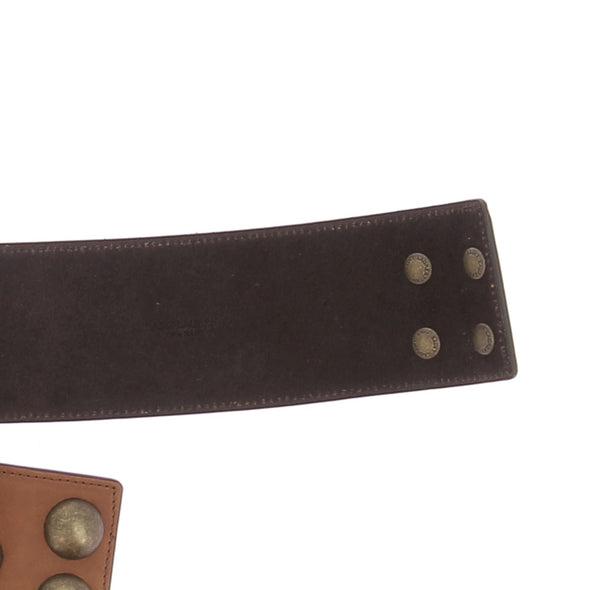 Ceinture marron en cuir avec clous dorés