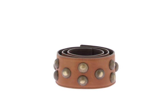 Ceinture marron en cuir avec clous dorés