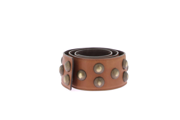 Ceinture marron en cuir avec clous dorés