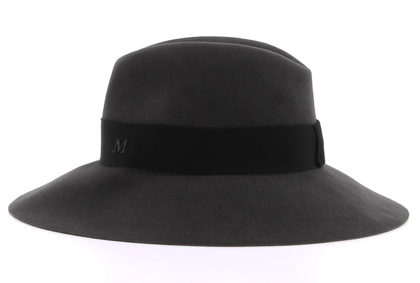 Chapeau gris en laine rehaussé d'un ruban noir