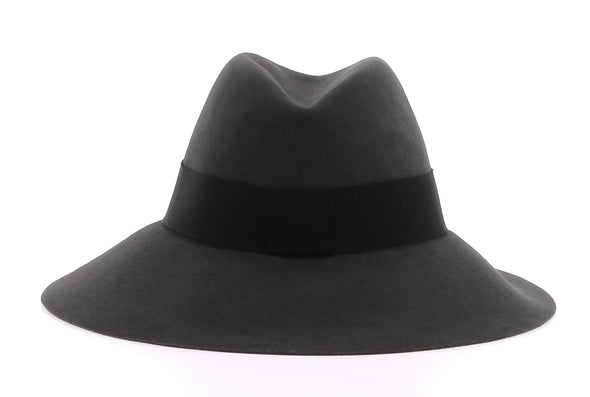 Chapeau gris en laine rehaussé d'un ruban noir