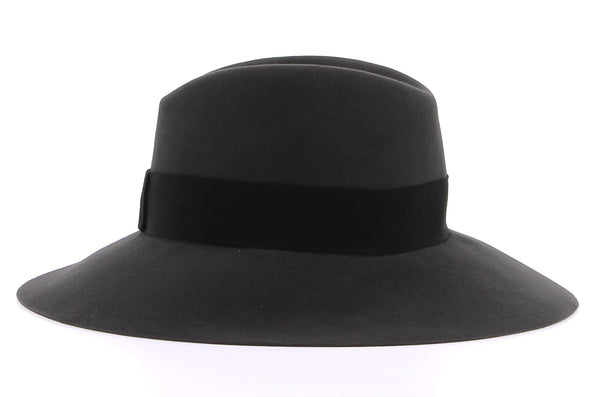 Chapeau gris en laine rehaussé d'un ruban noir