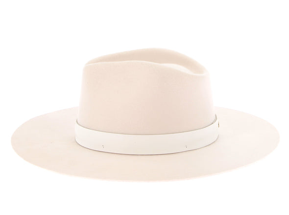 Chapeau blanc à ruban blanc