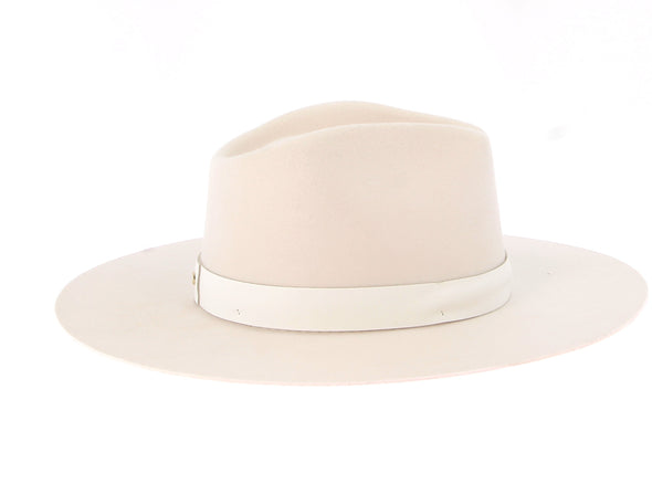 Chapeau blanc à ruban blanc