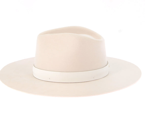 Chapeau blanc à ruban blanc