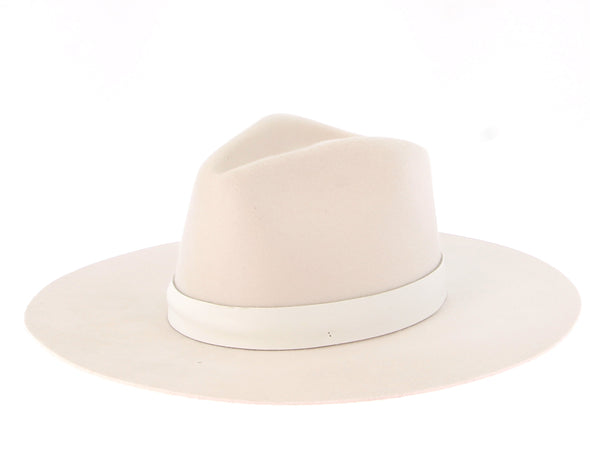 Chapeau blanc à ruban blanc