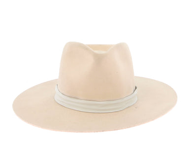 Chapeau beige à ruban blanc